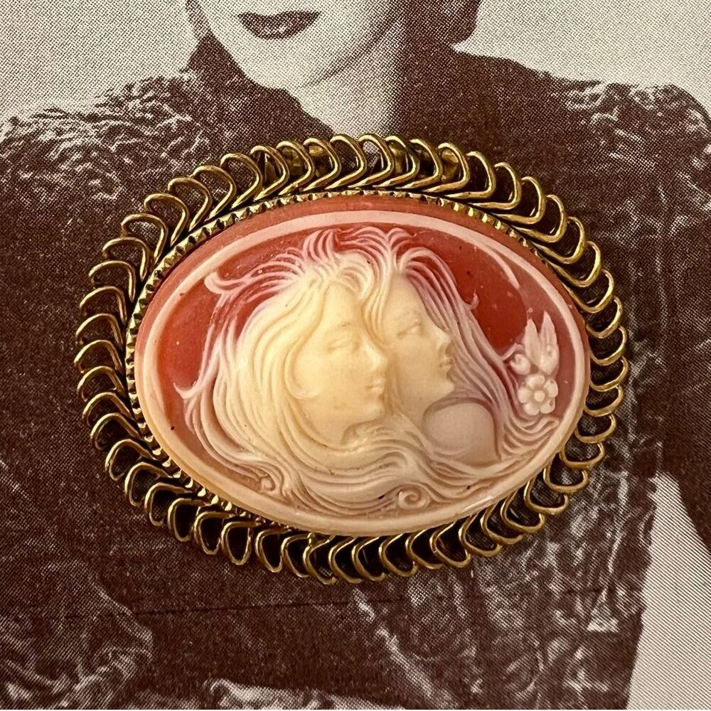 Vintage 1960s West Germany‎ Cameo Fur Clip Pink Lucite Double Portrait Gold Tone